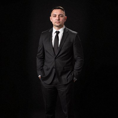 Нейрофото — бизнес-портрет мужчины в чёрном костюме