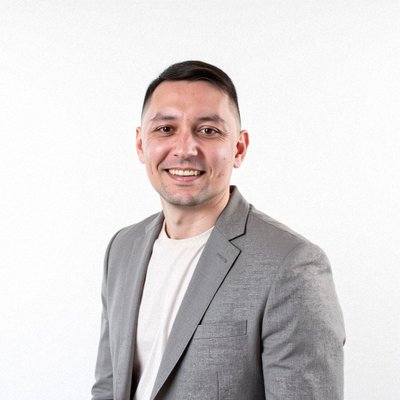 Нейрофото — деловое фото мужчины в светлом пиджаке